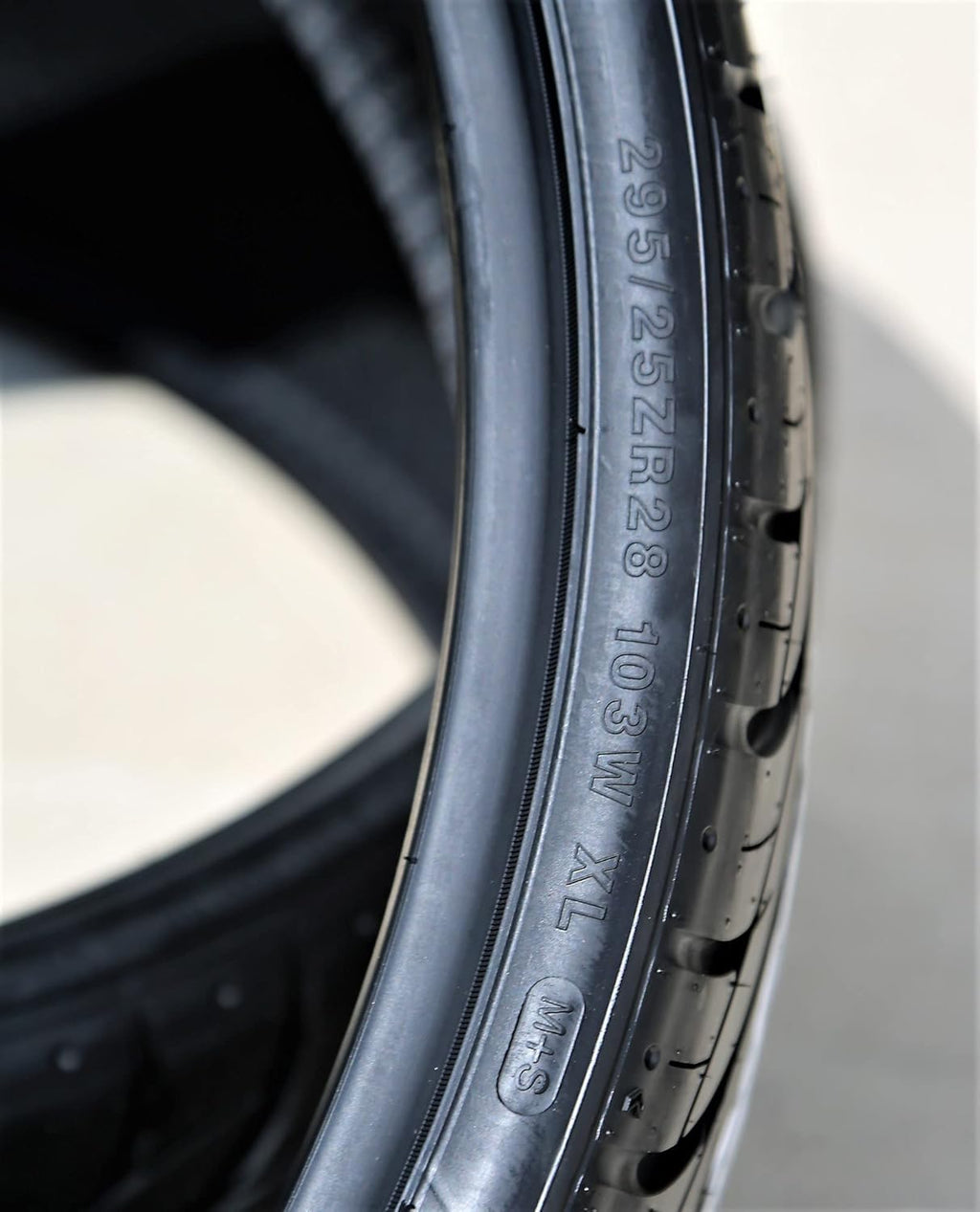 295/25R28 All-Season High Performance Radial Tire U25806