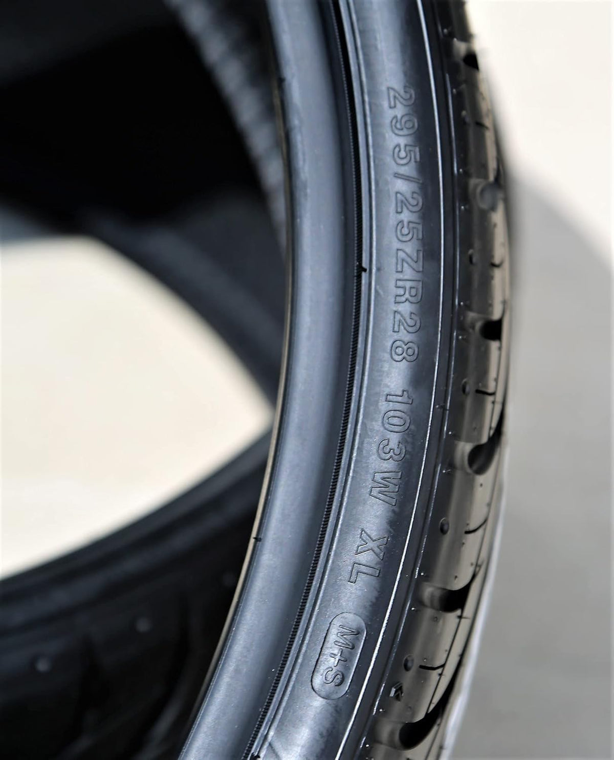 295/25R28 All-Season High Performance Radial Tire U25806