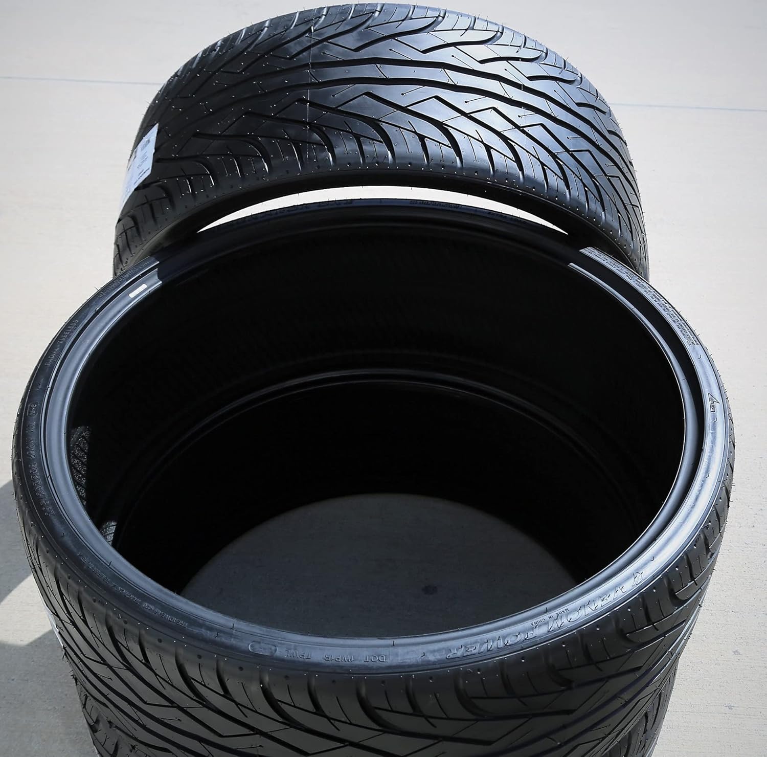 295/25R28 All-Season High Performance Radial Tire U25806