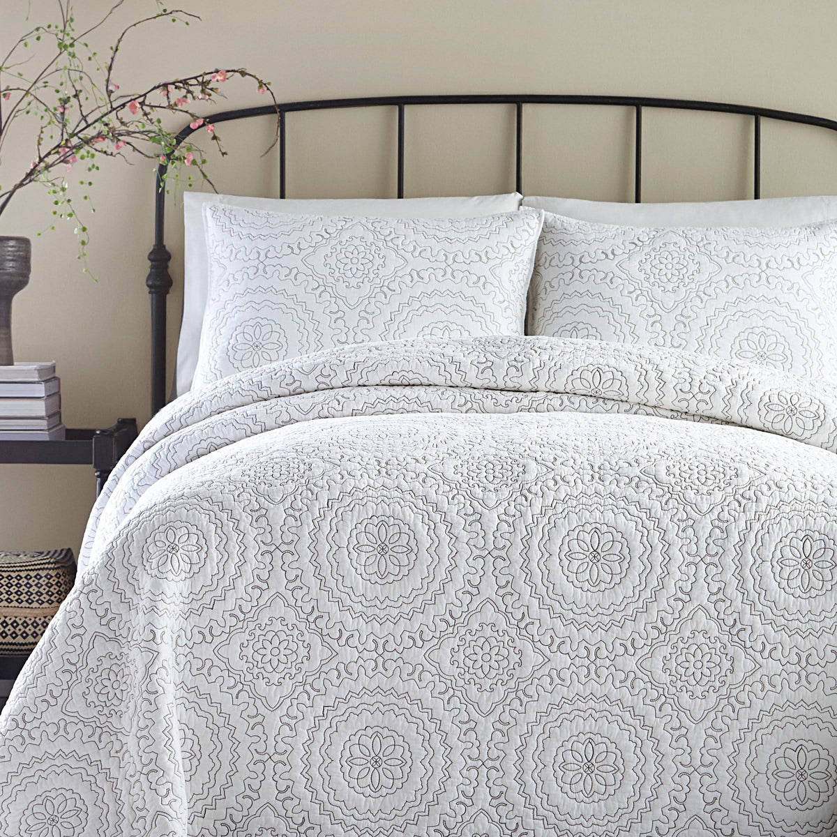King Grey Medallion Coverlet T878221